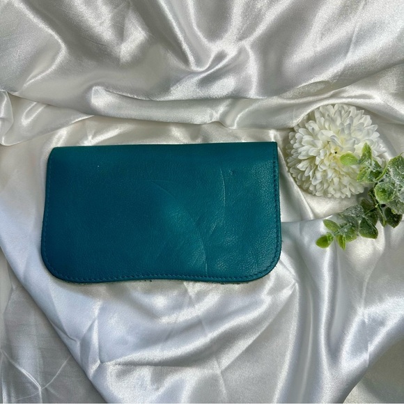 Leather Keecie wallet with a silkscreen of a cat chasing a bird on the inside - Picture 3 of 16